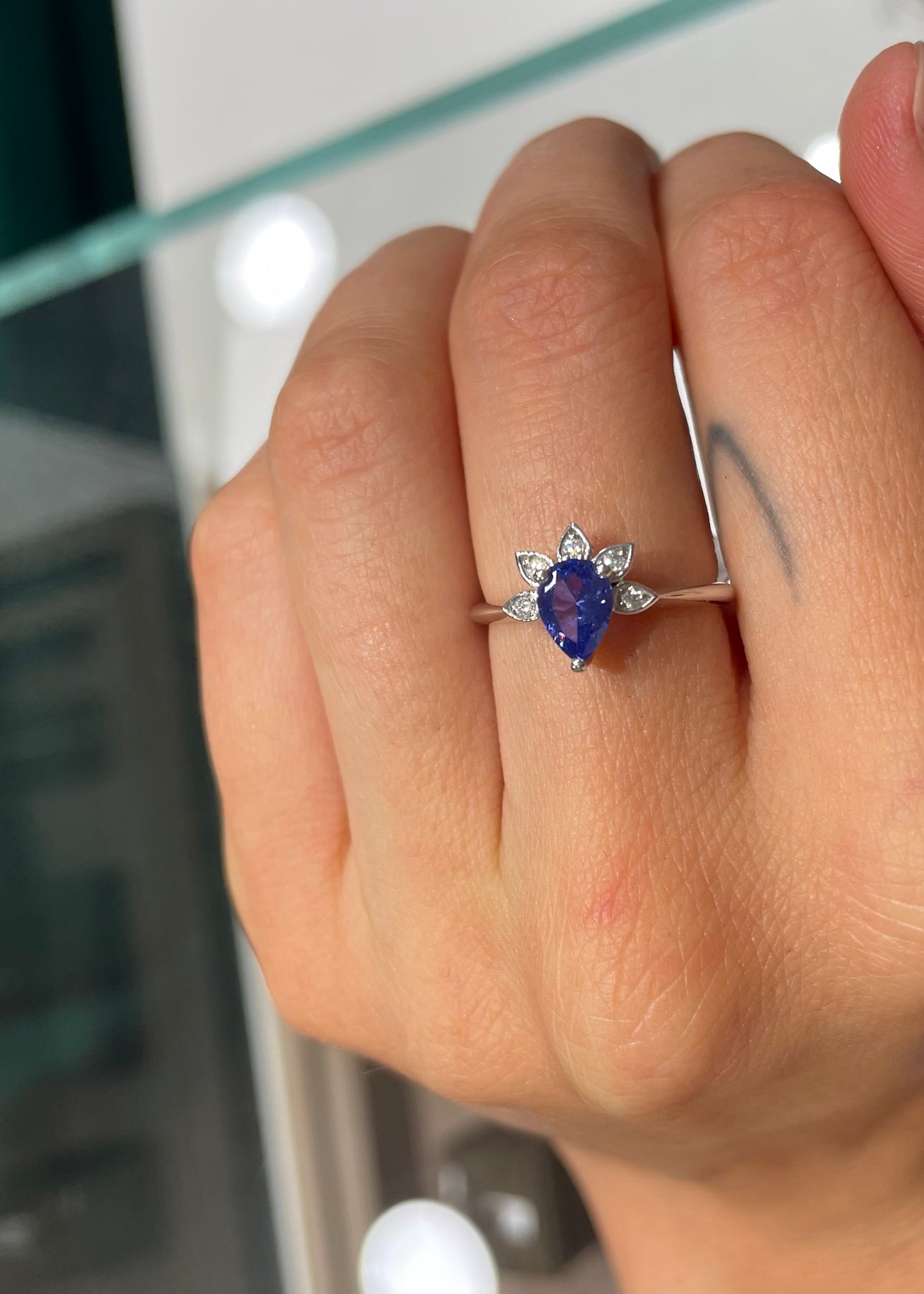 Дамски пръстен с танзанит и диаманти 0.73